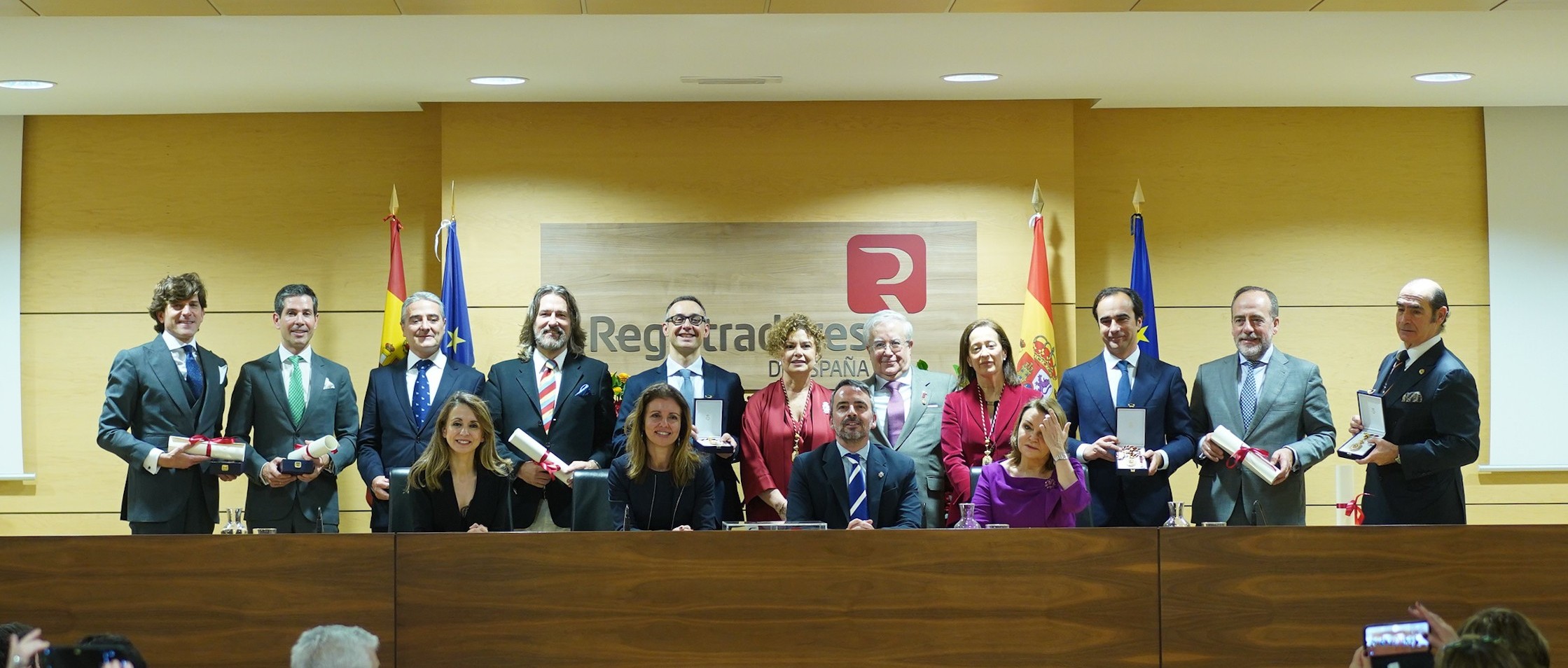 María Emilia Adán y su Junta de Gobierno reciben la Medalla de Honor del Colegio de Registradores